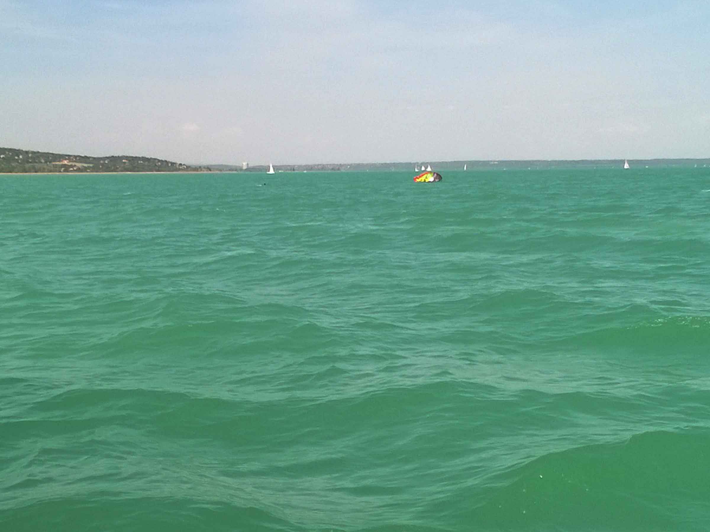 Vízből mentés: Alapvető tudnivaló a vitorláshajó kapitányának - Egy elsodródott kite-os kimentésea Balatonból az Alsóörs előtti vízterületen