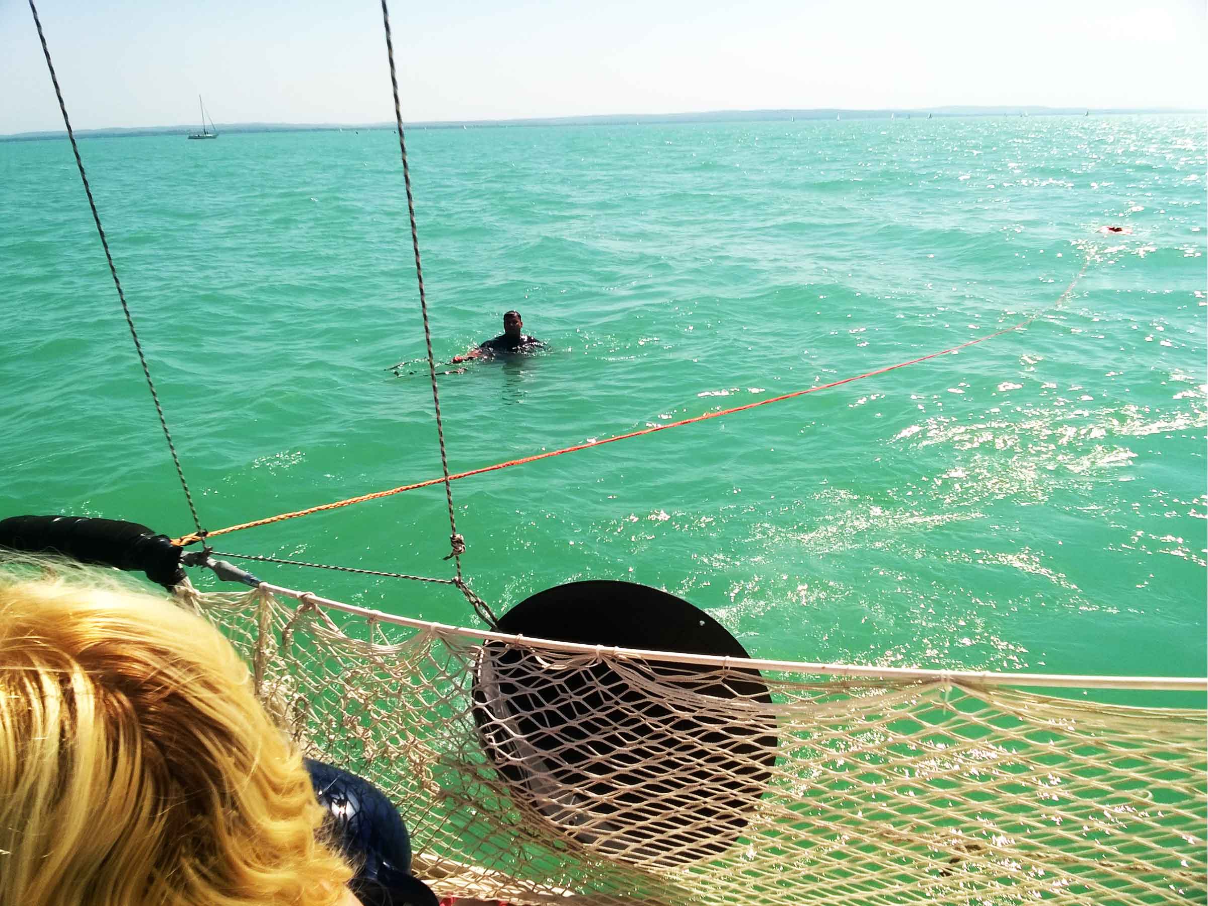 Vízből mentés: Alapvető tudnivaló a vitorláshajó kapitányának - Egy elsodródott kite-os kimentésea Balatonból az Alsóörs előtti vízterületen